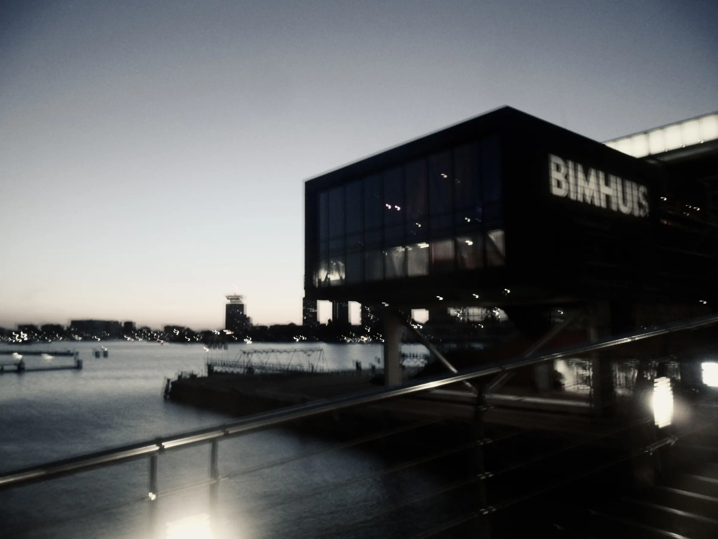 Het Bimhuis aan het IJ in Amsterdam, in de schemering